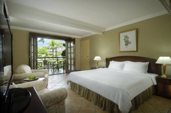 seychelles-berjaya-beauvallon-bay-chambre-deluxe  (© Vision Voyages TN / Berjaya Beauvallon Bay Resort & Casino)