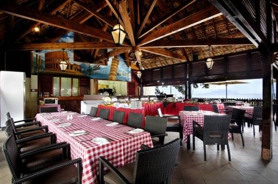 seychelles-berjaya-beauvallon-bay-parrot-restaurant  (© Vision Voyages TN / Berjaya Beauvallon Bay Resort & Casino)