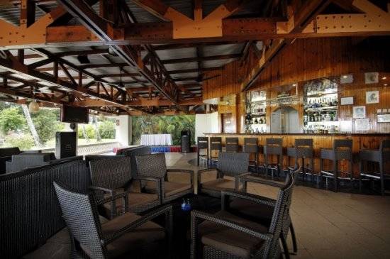 seychelles-berjaya-beauvallon-bay-silhouette-bar  (© Vision Voyages TN / Berjaya Beauvallon Bay Resort & Casino)