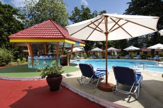 seychelles-berjayapraslinbeach-poolbar  (© Vision Voyages TN / Berjaya Praslin Beach Hotel)