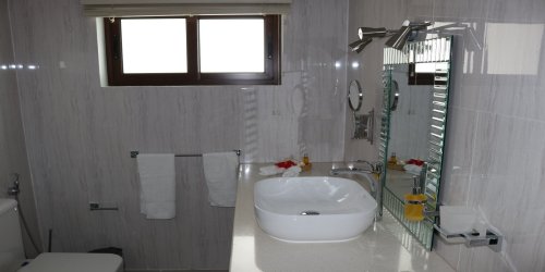 seychelles-booking-tamas-holiday-apartment-bathroom3  (© Seychellen Buchen)