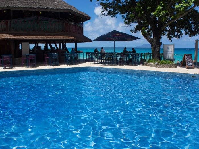 seychelles-mahe-coral-strand-piscine-bar  (© Vision Voyages TN / Coral Strand Smart Choice Hotel)