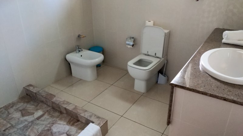 seychelles-praslin-casadani-luxury-appartement-bathroom  (© Seychellen Buchen)