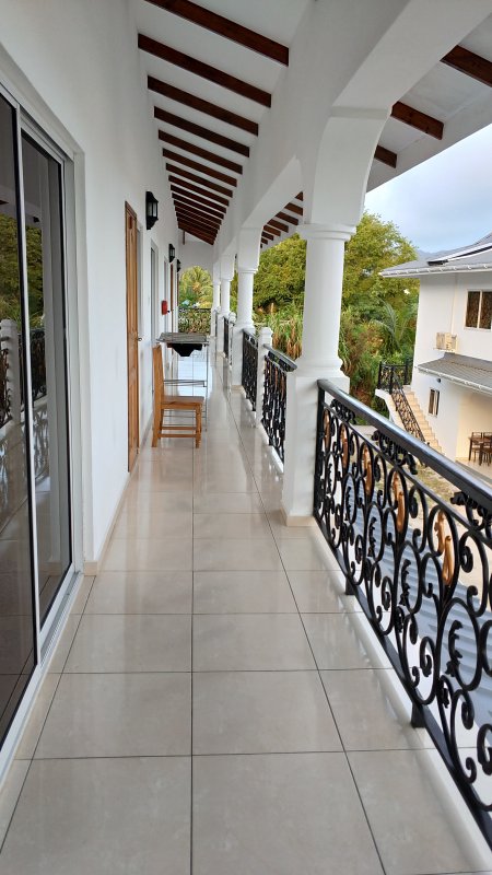 seychelles-praslin-casadani-luxury-appartement-entrance  (© Seychellen Buchen)